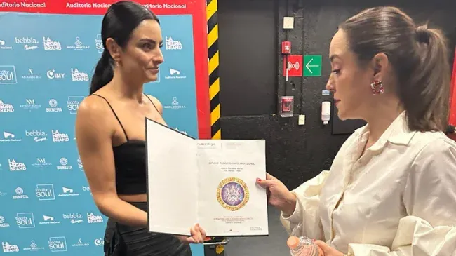 San Castañedada y Aislinn Derbez